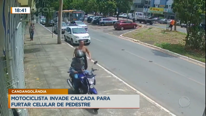 Vídeo: Motociclista invade calçada para furtar celular de pedestre