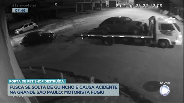 Vídeo: Fusca se solta de guincho e provoca acidente na Grande São Paulo