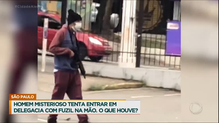 Vídeo: Homem é preso após se aproximar de delegacia com fuzil falso em São Paulo