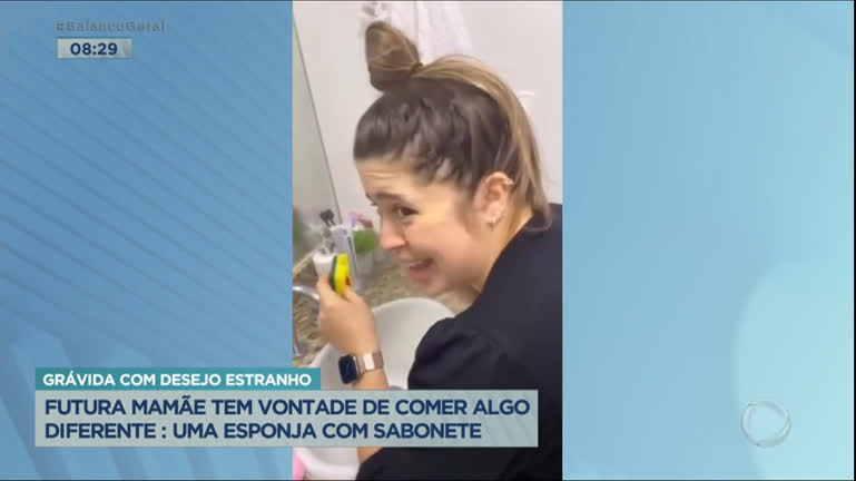 Vídeo: Grávida chama atenção pelo desejo de comer esponja com sabonete