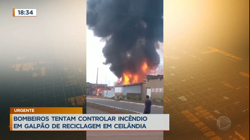 Vídeo: Bombeiros tentam controlar incêndio em galpão de reciclagem