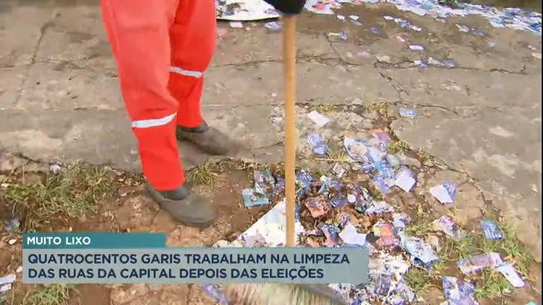 Vídeo: Garis trabalham na limpeza das ruas de BH após eleições