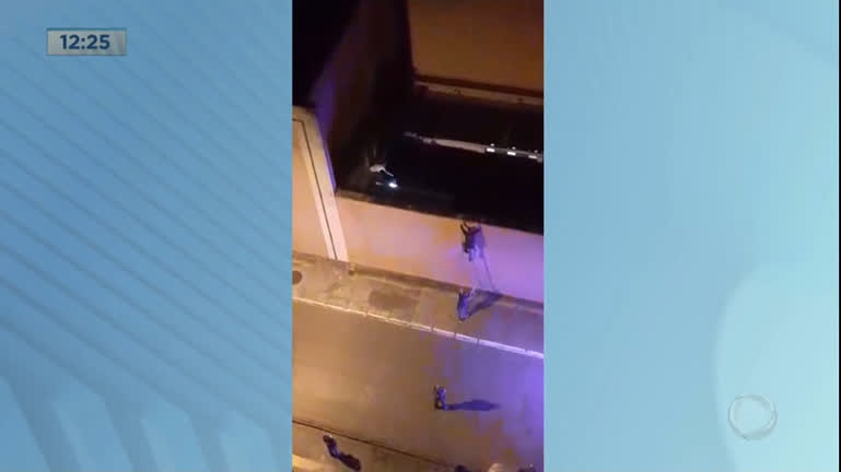 Vídeo: Polícia retira homem que subiu em telhado de loja para invadir