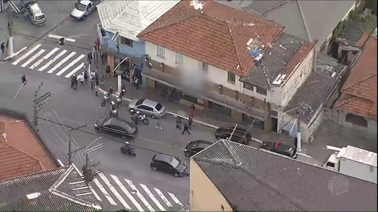 Vídeo: Fiscal da prefeitura acaba baleada ao discutir com dono de padaria em São Paulo