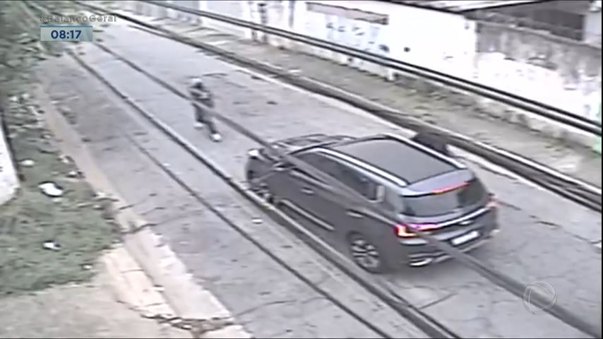 Vídeo: Bandidos arrancam casal de carro durante assalto violento em SP