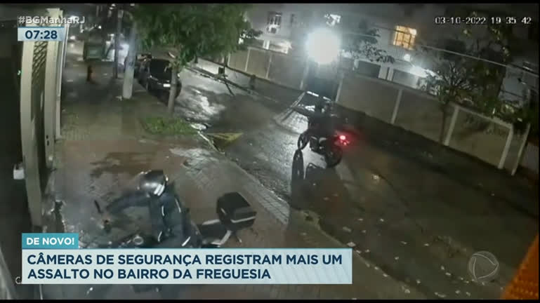 Vídeo: Câmeras de segurança registram assalto na Freguesia, zona oeste do Rio
