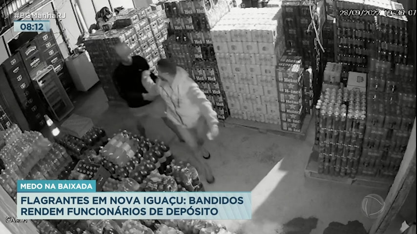 Vídeo: Criminosos invadem depósito de bebidas e rendem funcionários em Nova Iguaçu (RJ)