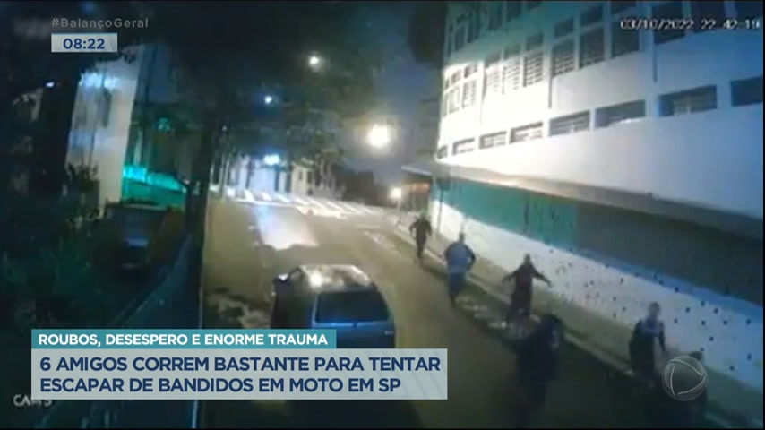 Vídeo: Amigos correm desesperadamente para tentar fugir de assalto em SP