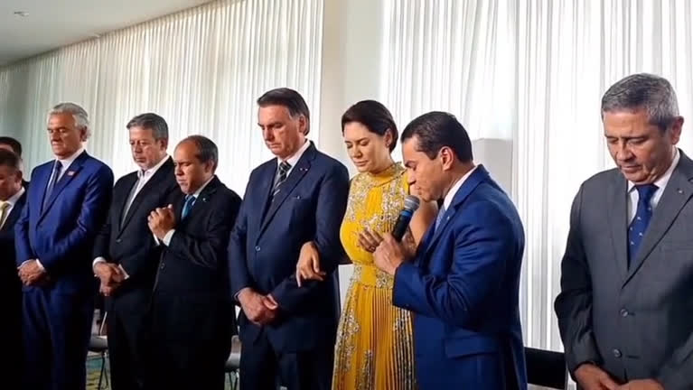 Vídeo: Deputado Marcos Pereira faz oração em encontro de Bolsonaro com aliados