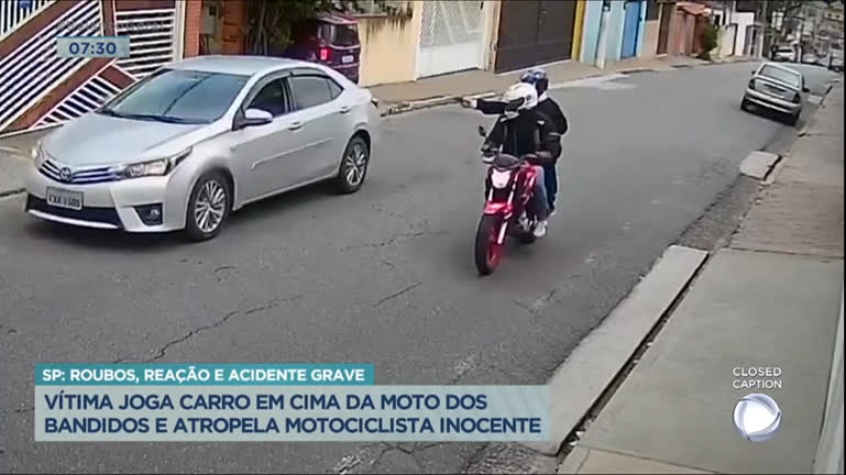 Vídeo: Ladrões bloqueiam rua, rendem mulher e roubam veículo de luxo