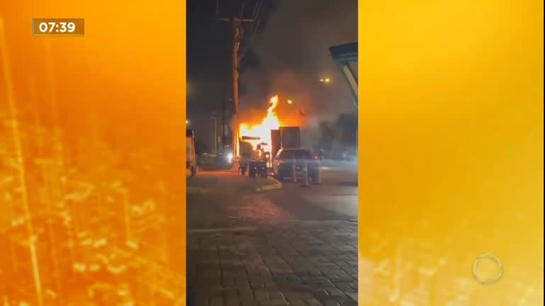 Vídeo: Quiosque de comida pega fogo após acidente com botijão de gás