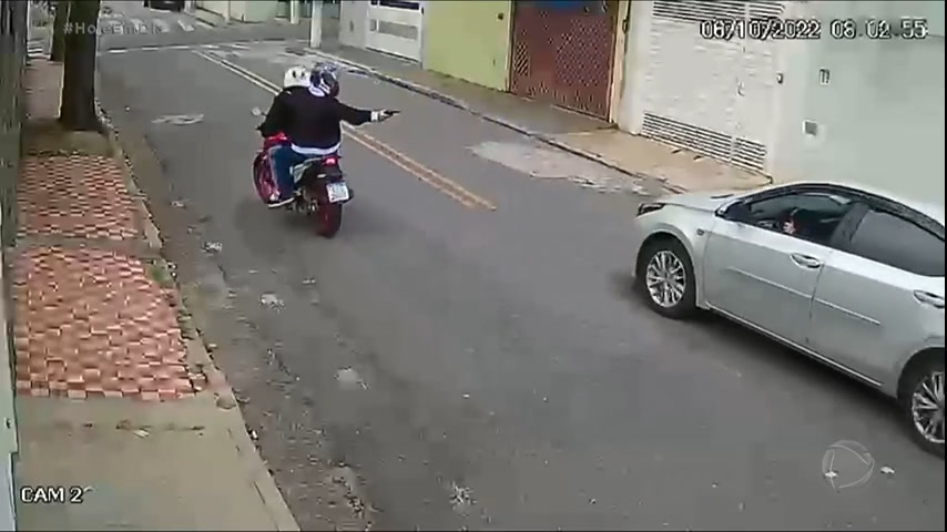 Vídeo: Motorista reage a assalto e joga veículo em cima dos criminosos