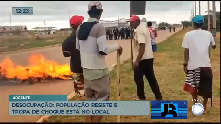 Vídeo: Moradores de invasão protestam contra derrubada no DF