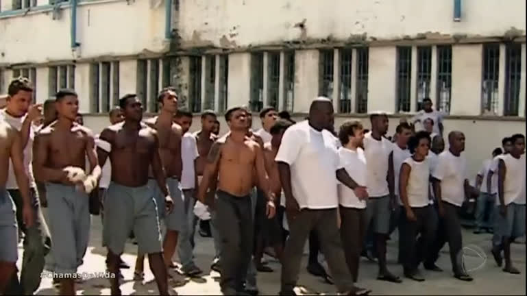 Vídeo: Detentos se revoltam e agridem Xavier | Chamas da Vida