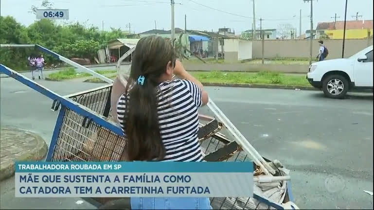 Vídeo: Catadora tem a carreta que usa para sustentar a família furtada