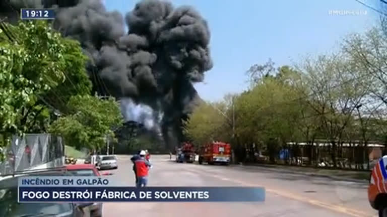 Vídeo: Incêndio em galpão: fogo destrói fábrica de solventes na Grande BH