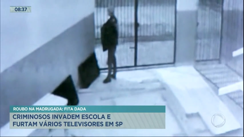 Vídeo: Criminosos invadem escola e furtam vários televisores em SP