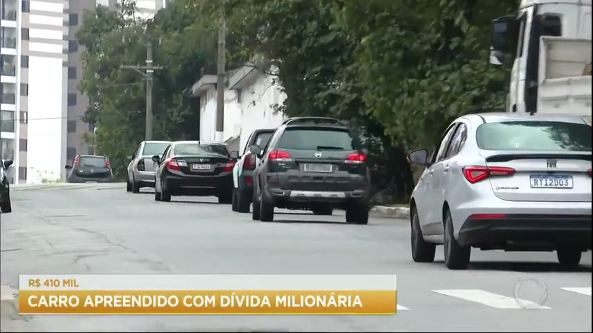 Vídeo: Polícia de SP apreende carro com quase R$ 410.000 em multas