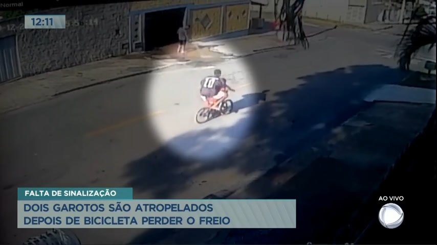 Vídeo: Dois jovens são atropelados depois de bicicleta perder o freio
