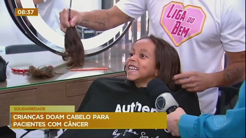 Vídeo: Crianças doam cabelo para pacientes com câncer