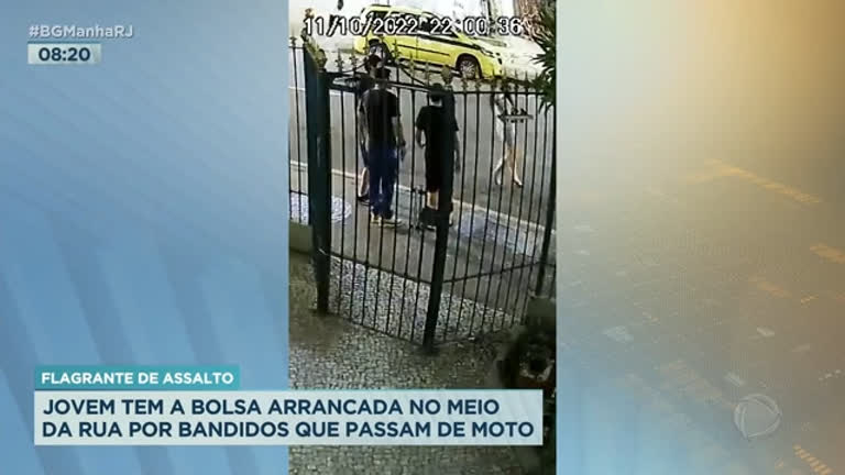 Vídeo: Criminosos em moto arrancam bolsa de jovem no Flamengo