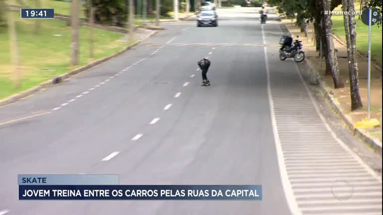 Vídeo: Jovem treina skate no meio de carros pelas ruas em BH