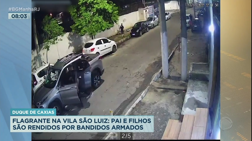 Vídeo: Pai e filhos são rendidos por ladrões armados em Duque de Caxias