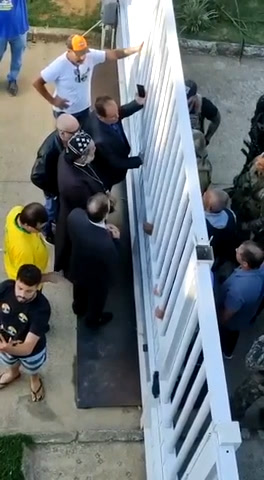 Vídeo: Padre Kelmon entrega armas de Roberto Jefferson à Polícia Federal