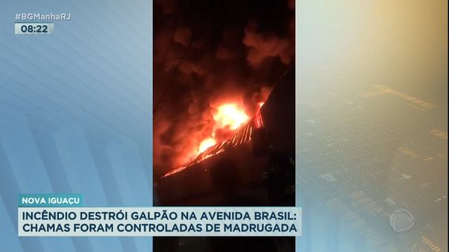 Vídeo: Incêndio destrói galpão na avenida Brasil (RJ)
