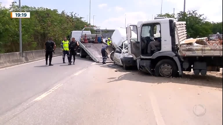 Vídeo: Acidente entre dois caminhões e cinco carros deixa três pessoas feridas na avenida Brasil (RJ)