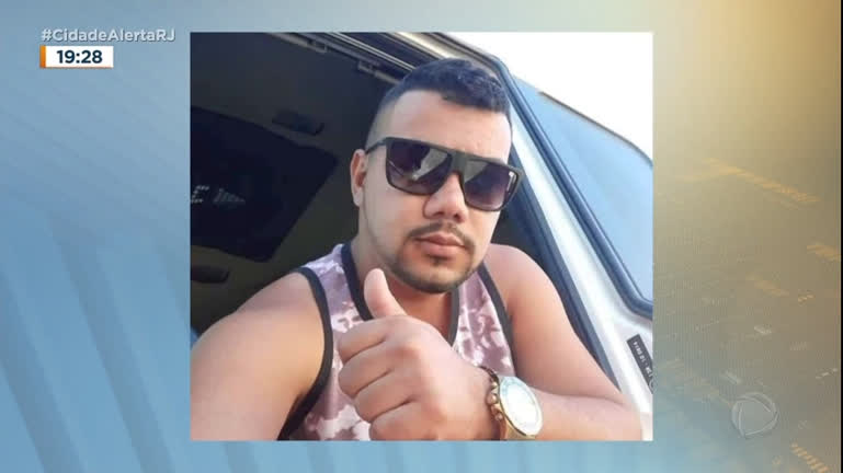 Vídeo: "Cidadão exemplar" diz amigo em enterro de caminhoneiro morto na av. Brasil
