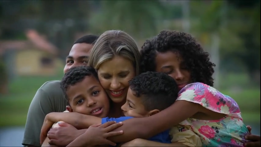 Vídeo: SOS Mãe : casal adota quatro irmãos de uma vez