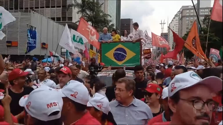 Vídeo: No último dia de campanha, Lula faz caminhada com apoiadores em São Paulo