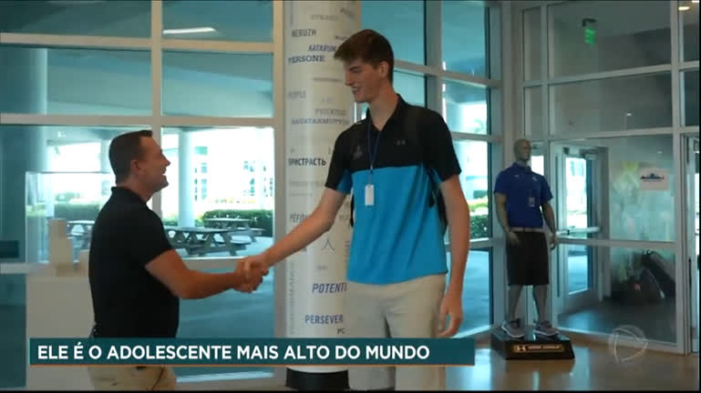 Tem 15 anos e 2,26 metros: adolescente mais alto do Mundo entra no Livro do  Guinness - Basquetebol - Jornal Record