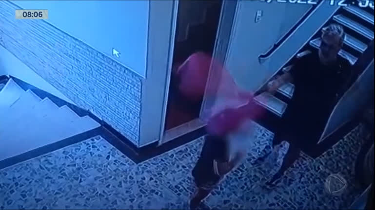 Vídeo: Pai é flagrado agredindo a filha em bairro nobre de SP