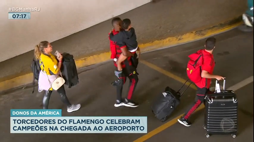 Vídeo: Jogadores do Flamengo chegam ao Rio após conquista da Libertadores