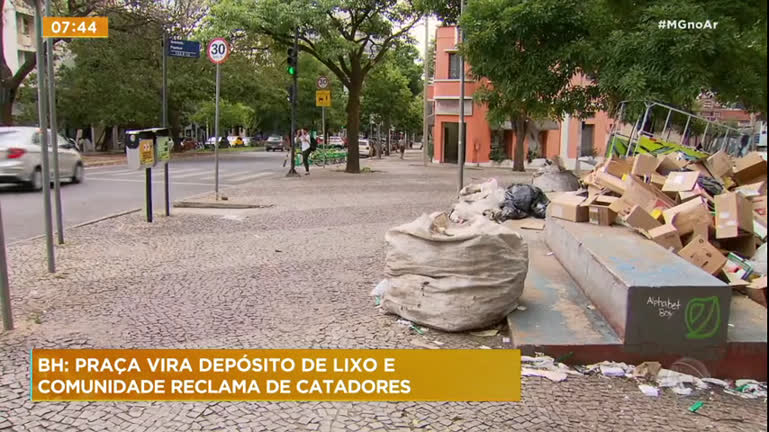 Vídeo: Praça de BH é usada como depósito de materiais recicláveis