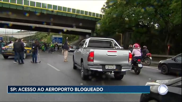 Vídeo: Protesto bloqueia acesso ao aeroporto de Guarulhos e voos são cancelados