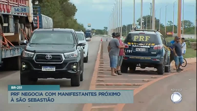 Vídeo: PRF negocia com manifestantes para liberação de rodovias no DF