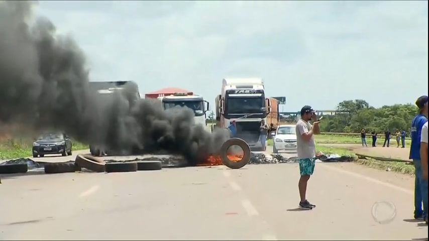 Vídeo: Polícia usa a força para acabar com bloqueio de mais de 36 horas na BR-060 em Goiás