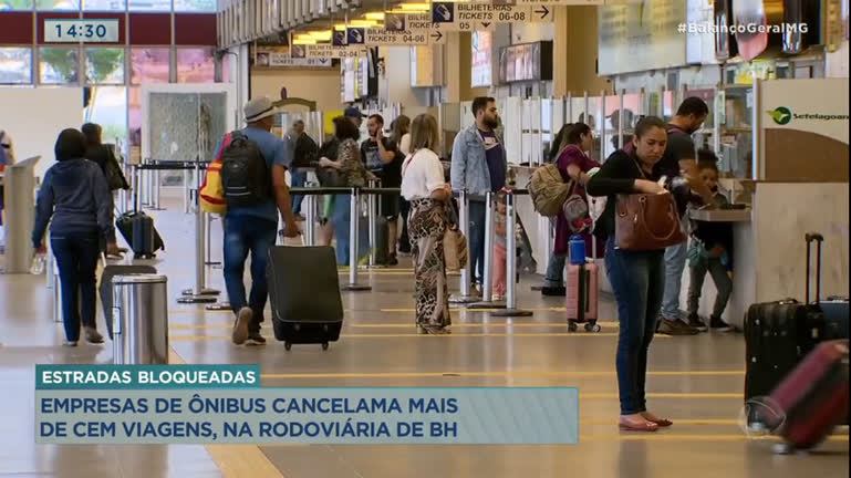 Vídeo: Bloqueio em estradas faz Rodoviária de BH cancelar mais de 100 viagens