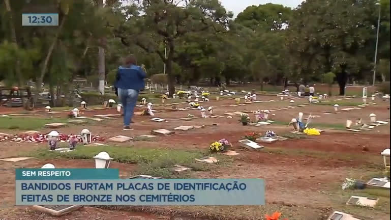 Vídeo: Suspeitos furtam placas feitas de bronze nos cemitérios