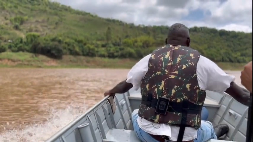Vídeo: Pescador volta ao rio Doce pela primeira vez após sete anos do rompimento da barragem de Fundão