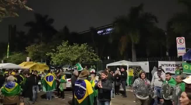 Vídeo: Em SP, manifestantes pedem para que forças armadas salvem o Brasil; veja vídeo