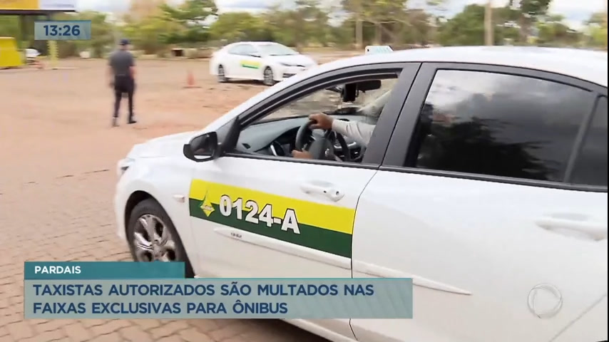 Vídeo: Taxistas autorizados são multados nas faixas exclusivas para ônibus