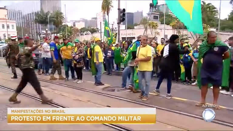 Vídeo: Manifestantes protestam em unidades militares do RJ, DF e RO