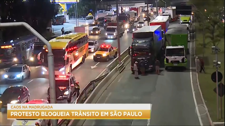 Vídeo: Manifestantes bloqueiam a Marginal Tietê, em São Paulo
