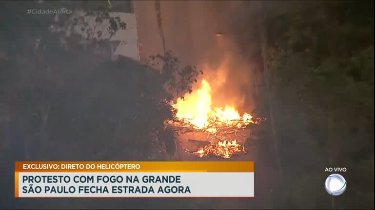 Vídeo: Protestantes na Grande São Paulo reivindicam moradia com barricadas em chamas