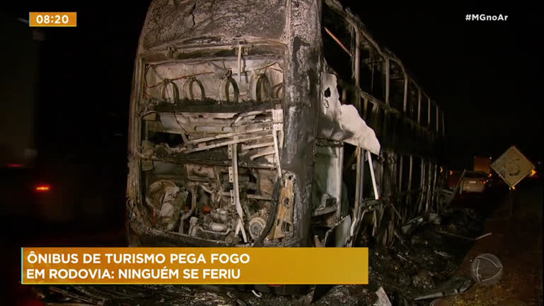 Vídeo: Ônibus pega fogo na BR-381 e complica trânsito em Igarapé (MG)