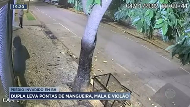 Vídeo: Suspeitos invadem prédios e levam pontas de mangueira em BH